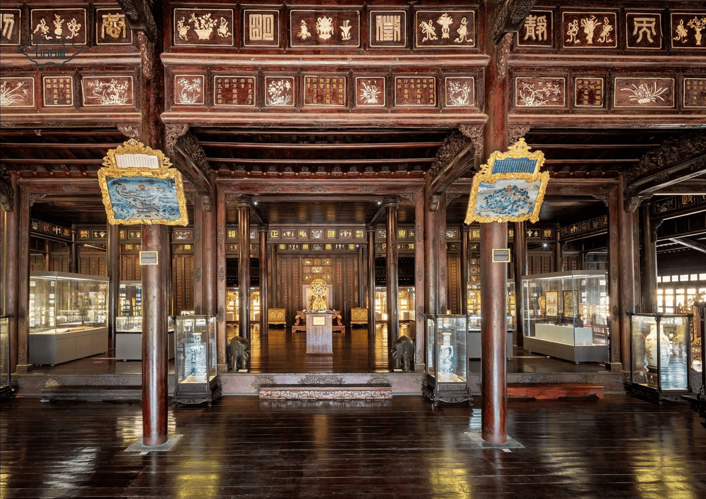 Two poems are exquisitely engraved and inlaid with mother-of-pearl on the wooden panels of the temple walls (Source: Hue Royal Antiquities Museum- Bảo tàng Cổ vật Cung đình Huế)